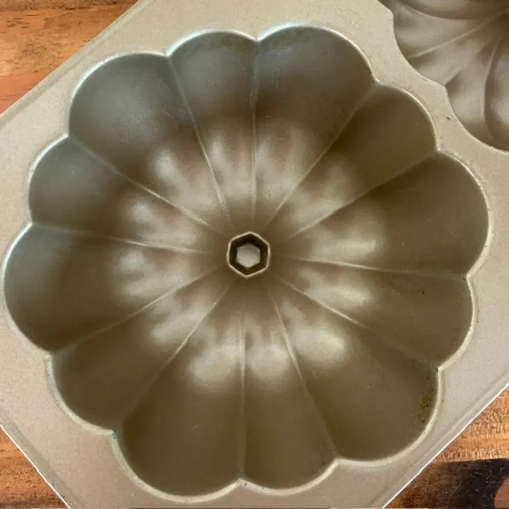 Nordic Ware the Great Pumpkin Cake Mold Pan Autumn/Fall Harvest, 10-Cup Capacity